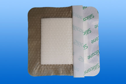 Habszivacs kötszer szilikonos felülettel öntap. - FARMACTIVE 10x10 cm